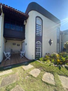 una casa con una terraza con dos sillas en Portal dos Anjos - Casa 03, en Arraial do Cabo