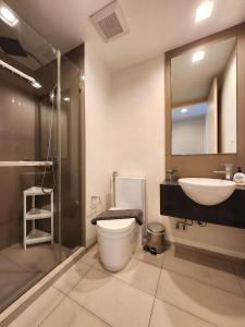 ein Badezimmer mit Toilette und Waschbecken in der Unterkunft UNIXX Oasis : Grandeur 2BR Suite in Pattaya South