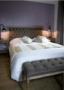 Un pat sau paturi într-o cameră la Hôtel du Haut Koenigsbourg- entre vignes et château