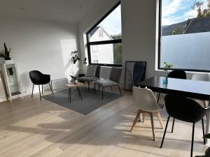 un soggiorno con tavolo e sedie di Skagesund guest house with free parking a Tromsø