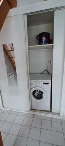 een wasruimte met een wasmachine in de kamer bij Au coeur de mordelles in Mordelles