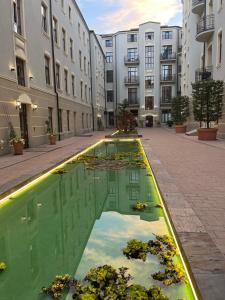 une piscine d'eau au milieu d'une cour dans l'établissement Sweet Dreams Piotrkowska Apartment, à Łódź
