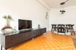 ein Wohnzimmer mit einem TV und einem Tisch in der Unterkunft Cosy apart Antwerp city center1 in Antwerpen