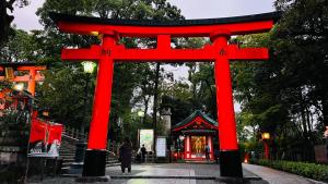 een rode torii poort voor een gebouw bij 花田屋HANADAYA in Nishinotōindōri