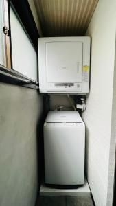 een magnetron en een wasmachine en droger in de kamer bij 花田屋HANADAYA in Nishinotōindōri