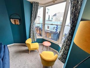 Posezení v ubytování Central Tenby Private Pad - View of High Street