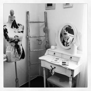 um quarto com um toucador e um espelho em Le Tartarughe rooms em Magliano in Toscana
