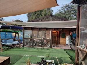 En uteplass på Libi Bamidbar, Healing & Relaxation Resort in The Dead Sea