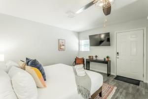 una camera con letto bianco e scrivania di 03 The Knoll Room - A PMI Scenic City Vacation Rental a Chattanooga