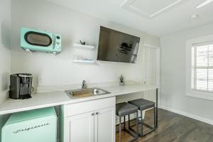 eine Küche mit einem Waschbecken und einem TV an der Wand in der Unterkunft 04 The Ludwig Room - A PMI Scenic City Vacation Rental in Chattanooga