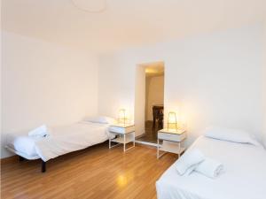 Pokój z 2 łóżkami i lustrem w obiekcie Live Tata Casa con jardin y vistas w mieście La Laguna