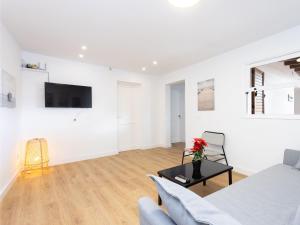 Telewizja i/lub zestaw kina domowego w obiekcie Live Tata Casa con jardin y vistas
