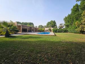 una casa con piscina en un patio en Greenland Farm - Dubai Margham, en Dubái