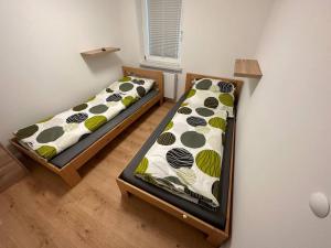 2 Betten nebeneinander in einem Zimmer in der Unterkunft Ferienhaus im Altstadtzentrum in Wernigerode