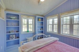 - une chambre violette avec un lit et des fenêtres dans l'établissement Cozy Fiddlers Rest Cabin 11 Miles to Skiing!, à Bernardston