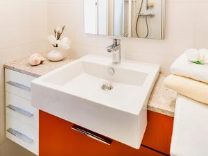 グラーツにあるAppartement AUSTRIAのバスルーム(白い洗面台、鏡付)