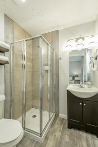 La salle de bains est pourvue d'une douche et d'un lavabo. dans l'établissement 09 The Breuer Room - A PMI Scenic City Vacation Rental, à Chattanooga