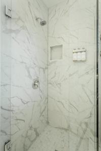 une salle de bain avec une douche avec une porte vitrée dans l'établissement 07 The Gio Room - A PMI Scenic City Vacation Rental, à Chattanooga 22 autres photos