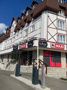 um edifício com uma placa na frente dele em Kopaonik apartmani u Kraljevim Čardacima , Čar 27 i 6-13 em Kopaonik