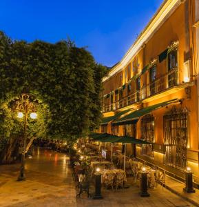 una strada con tavoli e sedie e un edificio di Hotel Posada Santa Fe a Guanajuato