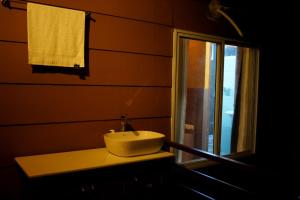 Een badkamer bij Coffee Cradle Wayanad Luxuorios Private Tree House - Inside 2 Acre Coffee Plantation