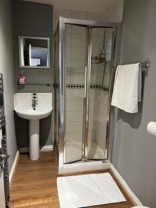 倫敦的住宿－Drummond rooms，带淋浴和盥洗盆的浴室