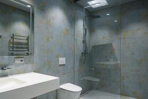 een badkamer met een douche, een toilet en een wastafel bij Roze Peldu Residence in Liepāja