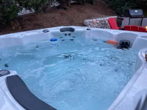 a hot tubificialificialificialificialificialificialificialificialificialificialificialificialificial at Eagle's View Penthouse in Victoria