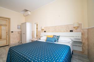 ローマにあるホテル アスコットの広いベッドルーム(青と白のベッド1台付)