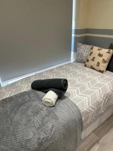 sypialnia z łóżkiem z kocem w obiekcie Rockford Villa w mieście Perivale