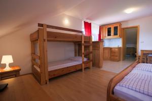 Ένα ή περισσότερα κρεβάτια σε δωμάτιο στο Domačija Malnarjevi +74 φωτογραφίες