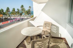 a table and chairs on a balcony with a view of the beach at Hotel Portobelo Convention Center in San Andrés