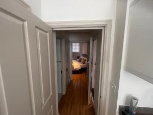 un couloir menant à une chambre avec un lit dans l'établissement Central private 1 bed flat, à Reading