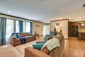 uma sala de estar com dois sofás e uma cozinha em Woodsy Hayesville Home on Jackrabbit Trail! em Hayesville