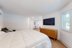 A bed or beds in a room at Town of Rehoboth Beach - 99 Sussex St Unit #6