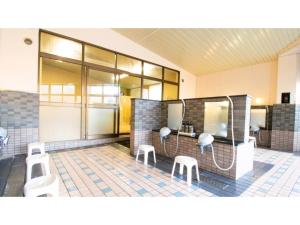een badkamer met 2 wastafels en 2 krukken bij Ashinomaki Prince Hotel - Vacation STAY 55341v in Aizuwakamatsu