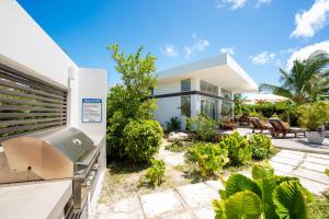 A garden outside White Villas - Romantic Getaway - Oceanside Large Modern Studio with Pool, 500ft from Long Bay Beach