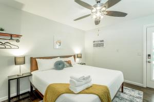 sypialnia z łóżkiem i wentylatorem sufitowym w obiekcie 14 The Nelson Room - A PMI Scenic City Vacation Rental w mieście Chattanooga