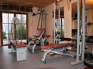 - une salle de sport avec des appareils d'exercice dans une pièce dotée de fenêtres dans l'établissement Chalet in Bad Kleinkirchheim with 2 saunas, à Bad Kleinkirchheim