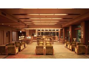 Oshuku Onsen Choeikan - Vacation STAY 55599v في Shizukuishi: غرفة مع كراسي وطاولات في مبنى