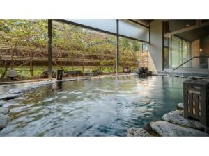 uma grande piscina de água numa casa em Oshuku Onsen Choeikan - Vacation STAY 55599v em Shizukuishi