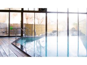 Ashinomaki Prince Hotel - Vacation STAY 55298v tesisinde veya buraya yakın yüzme havuzu