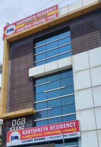 un edificio con dei cartelli sul lato di Hotel Karthikeya Residency a Kākināda