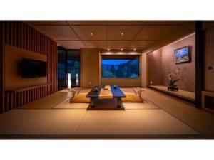 sala de estar con mesa y ventana grande en Oshuku Onsen Choeikan - Vacation STAY 55593v en Shizukuishi