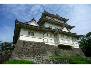 een groot gebouw bovenop een stenen muur bij ＨＯＴＥＬ ＰＯＳＨ - Vacation STAY 55598v in Odawara
