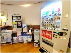 een supermarkt met een koelkast in een kamer bij ＨＯＴＥＬ ＰＯＳＨ - Vacation STAY 55598v in Odawara