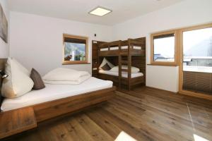 Krevet ili kreveti na sprat u jedinici u okviru objekta Apartment in Aschau at the lake
