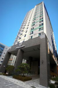 un grand bâtiment avec un panneau à l'avant dans l'établissement Urban Place Gangnam, à Séoul