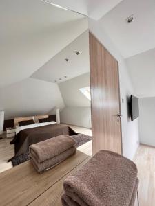 ein Schlafzimmer mit einem Bett und einer Schiebetür in der Unterkunft Dom - Apartamenty Prestige - opcja jacuzzi i sauna in Solina