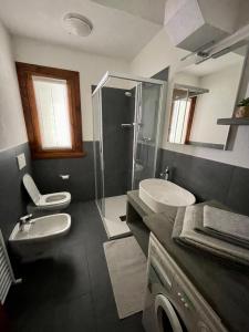uma casa de banho com um WC, um lavatório e um chuveiro em Casa Federica em Valdidentro